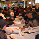 アキラ水産では旬の鮮魚をセットにして、１,０００円箱を販売しています。また、自社加工工場でつくった一夜干しや明太もおいしいと評判で、こちらもおすすめです。